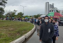 மழையிலும் வாக்களிப்பதற்காக நீண்ட வரிசையில் காத்திருந்த மக்கள்