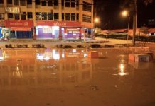 மின்கம்பம் உடைந்ததால் ஏற்பட்ட வெள்ளம்