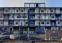 வெல்க்ரோ பட்டைகள் கொண்ட காலணிகளை அணிந்ததற்காக மாணவிக்கு தண்டனையா?