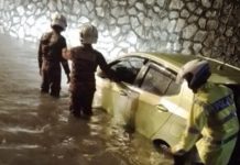 தலைநகரில் நேற்று இரவு ஏற்பட்ட திடீர் வெள்ளத்தில் மாட்டிக்கொண்ட இரு வாகனங்களின் ஓட்டுநர்கள் பாதுகாப்பாக மீட்கப்பட்டனர்