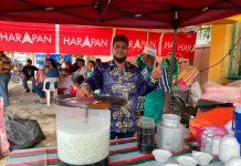 பத்து தொகுதியிலுள்ள ஒரு வாக்குச் சாவடி மையத்திற்கு வெளியே இலவச செண்டோல்- என் வணிகத்தை ஆதரித்தவர்களுக்கு நான் செய்யும் சிறு கைமாறு என்கிறார் அதன் உரிமையாளர்