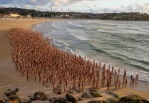 தோல் புற்று நோய் விழிப்புணர்வு ; ஆஸ்திரேலிய கடற்கரையில் நிர்வாணமாக குவிந்த ஆயிரக்கணக்கான மக்கள்