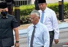 அரண்மனைக்கு வெளியே வந்து ஊடகங்களைச் சந்தித்து ஆச்சரியப்படுத்திய மாமன்னர்