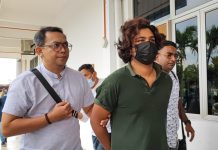 பொதுச்சேவை ஊழியர் ஒருவரிடம் 5 இலட்சம் வெள்ளிக்கும் அதிகமாக மோசடி செய்ததாக, குறி சொல்லும் ஆடவர் மீது குற்றச்சாட்டு