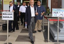 ஷாரிருக்கு நஜிப் தானே 1 மில்லியன் ரிங்கிட் காசோலை கொடுத்ததாக எம்ஏசிசி அதிகாரி சாட்சியம்