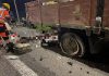 பழுதடைந்த லோரி மீது மோட்டார் சைக்கிள் மோதியதில் இருவர் உயிரிழந்தனர்
