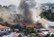 தீப்பிடித்த வீட்டின் கூரையில் இருந்து தவறி விழுந்து தீயணைப்பு வீரர் காயம்