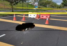 சாலையில் 1.2 மீட்டர் அளவிலான ஆழமான பள்ளம்