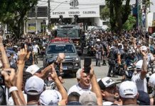 மக்கள் வெள்ளத்தில் இறுதி ஊர்வலத்துக்கு புறப்பட்டது கால்பந்தின் பிதாமகன் பீலே உடல்