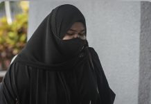 வக்கீல் இல்லாமலேயே சித்தி பைனுனை தற்காப்பு வாதம் புரியுமாறு நீதிமன்றம் உத்தரவு