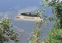 கார் விபத்தில் சிக்கியவர்களைக் காப்பாற்ற ஏரியில் குதித்த ஆடவர்