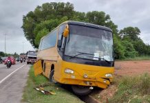 கிராமத்திற்குத் திரும்ப பள்ளிப் பேருந்தைத் திருடிய வேலையில்லாத நபர் கைது