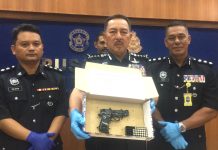 பாசீர் மாஸில் போதைப்பொருள் வியாபாரிகள் என நம்பப்படும் மூவர் கைது; துப்பாக்கி மற்றும் போதை மாத்திரைகள் பறிமுதல்