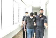 போலீஸ் கண்காணிப்பில் இருந்த ஒருவரைக் கொலை செய்ததாக இரு இந்திய வம்சாவளி ஆடவர்கள் மீது குற்றச்சாட்டு