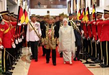 நான்கு பிரதமர்கள், நான்கு வெவ்வேறு அமைச்சரவைகளுடன் ஆட்சி செய்யும் ஒரே மாமன்னர் நான்தான்