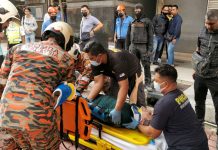 குடிநுழைவுத் துறை அதிகாரிகளிடம் இருந்து தப்பிக்க மாடியில் இருந்து கீழே குதித்த ஆடவர்