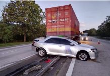 NSE நெடுஞ்சாலையில் விபத்துக்குள்ளாகி நின்ற டிரெய்லரின் பின்பக்கம் கார் மோதியதில், மூதாட்டி மரணம்