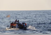 இத்தாலியில் நடுக்கடலில் தவித்த 1,000 அகதிகள் பத்திரமாக மீட்பு