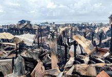 சண்டாக்கானின் நீர்ச் சேரி குடியிருப்பில் ஏற்பட்ட தீ விபத்தில் 90க்கும் மேற்பட்ட வீடுகள் நாசம்