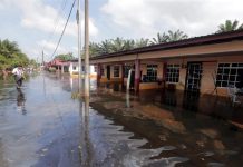 ஜோகூரில் சீரடையும் வெள்ளம்; பத்து பகாட் 2,540 பேர் இன்னும் நிவாரண மையங்களில் தங்கியுள்ளனர்