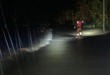 கார் வெள்ளத்தில் அடித்து செல்லப்பட்டதில் இருவர் அதிஷ்டவசமாக உயிர்தப்பினர்