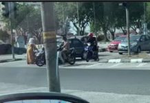 சமிஞ்சை விளக்கு சந்திப்பில் காரை தடுத்து நிறுத்தும் பெண் முன்வந்து புகாரளிக்குமாறு கேட்டுக் கொள்ளப்படுகிறார்