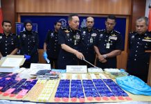 போதைப்பொருள் வியாபாரி ஒருவர் கத்தியால் குத்தியதில் இரண்டு போலீஸ்காரர்கள் காயம்