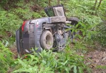 7 பேர் பயணித்த கார் பள்ளத்தில் கவிழ்ந்ததில் மூவர் காயம்