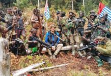 இந்தோனேசிய கிளர்ச்சியாளர்களின் பணயக் கைதியாக நியூசிலாந்து விமானி; மீட்க சென்ற 13 இராணுவ வீரர்கள் படுகொலை