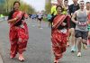 இங்கிலாந்தில் சேலை கட்டிக் கொண்டு 42 கிலோ மீட்டர் தூரம் மாரத்தான் ஓடிய இந்திய வம்சாவளி பெண்