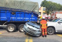 Lori pasir mengundur rempuh 8 kenderaan