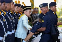 மாநில சட்டசபை அணிவகுப்பின் போது மயங்கி விழுந்த போலீஸ்காரருக்கு துணை அமைச்சர் உதவினார்