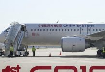 சீனாவில் தயாரிக்கப்பட்ட பயணிகள் விமானம்: முதல் பயணத்தை தொடங்கியது