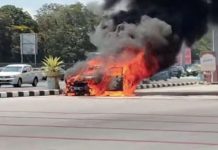 பினாங்கு பாலம் சுங்கச்சாவடியில் கார் தீ பிடித்தது; குடும்ப உறுப்பினர்கள் 4 பேர் அதிர்ஷடவசமாக உயிர் தப்பினர்