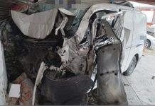 கடை மீது மோதி வேன் ஓட்டுநர் உயிரிழந்தார்