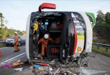 சுற்றுலா பேருந்து கவிழ்ந்ததில் இரு பயணிகள் பலி; 8 பேர் காயம்