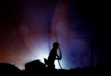 தொழிலாளர்கள் தங்கும் விடுதி தீயில் எரிந்து நாசமானது, 100 வெளிநாட்டு தொழிலாளர்கள் வீடுகளை இழந்துள்ளனர்