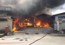 மலாக்காவிலுள்ள மரம் அரியும் ஆலையில் ஏற்பட்ட தீயை அணைக்கும் நடவடிக்கையில் இரு தீயணைப்பு வீரர்கள் காயம்