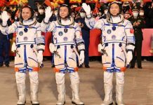 சொந்த விண்வெளி நிலையத்துக்கு 3 வீரர்களை அனுப்பியது சீனா