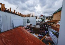 அமெரிக்காவில் கடும் சூறாவளி: கட்டிடம் இடிந்து விழுந்ததில் இருவர் பலி- 7 பேர் படுகாயம்