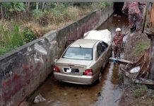 மூத்த குடிமகனின் கார் பள்ளத்தில் மோதி விபத்து