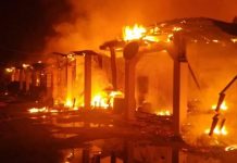 நீண்ட வீடு தீயில் எரிந்து நாசம்; 12 குடும்பங்கள் சோகம்