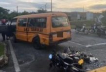 சிரம்பானில் வேன்-பைக் மோதியதில் கண்ணாடி பறந்தது மாணவர்கள் காயம்