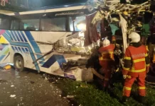 Dua maut, tujuh parah, bas kemalangan dengan kereta