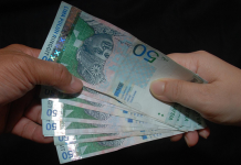 தன்னை விட்டுச் செல்லாமல் இருக்க மாதம் 500 ரிங்கிட்டை தன் காதலனுக்குத் தருகிறார் மலேசிய பெண் ஒருவர்