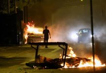 பிரான்சில் தொடரும் கலவரம்: மேயர் வீடு மீது காரை மோத விட்டு தாக்குதல்- மனைவி, குழந்தை காயம்