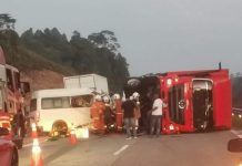 கவிழ்ந்த கூரியர் லோரியில் வேன் மோதியதில் ஒருவர் பலி; மூவர் காயம்