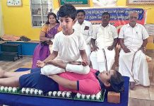 முட்டை மீது யோகாசனம் செய்து அசத்திய சிறார்கள்