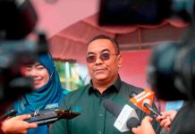 சிலாங்கூர் சுல்தானுக்கு எதிராக தேசத்துரோக கருத்துக்களை வெளியிட்டதாக சனுசி மீது குற்றச்சாட்டு; RM5,000 ஜாமீனில் விடுவிப்பு