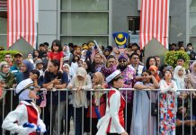 தேசிய ஒற்றுமையை வெளிப்படுத்தும் வகையில் மெர்டேக்கா கொண்டாட்டங்களுக்காக ஆயிரக்கணக்கானோர் புத்ராஜெயாவில் குவிந்துள்ளனர்